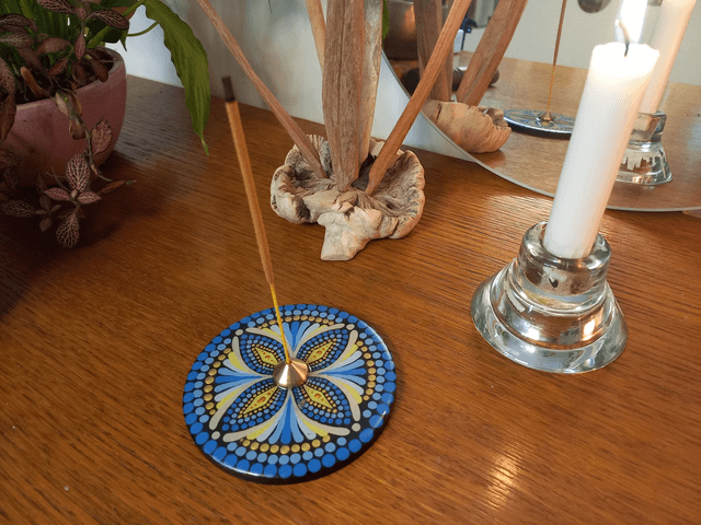 Porte-encens 4 portes bleu et jaune 10 cm